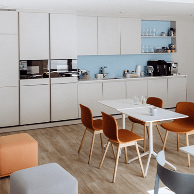 Ein heller Pausenraum mit großer Küche und vielen Sitzmöglichkeiten