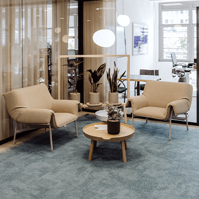 Ein einladendes Foyer in strandfarben mit Pflanzen