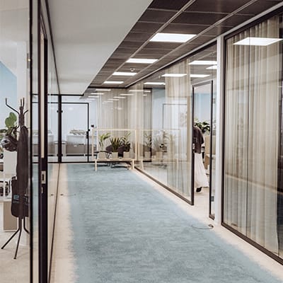 Ein Flur führt zu den verglasten Büroräumen