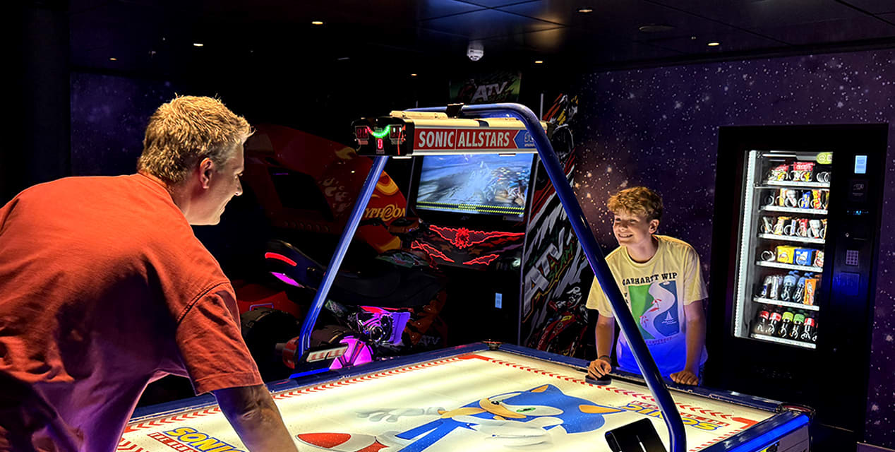 Kinder und Erwachsene haben Spaß im Game Center von AIDA