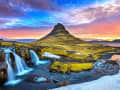 Kirkjufell‑Berg mit Wasserfall im Morgengrauen