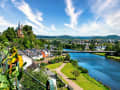 Panoramablick auf die Saar mit Brücke, Altstadt und grüner Hügellandschaft