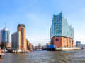 Hamburg, Deutschland – Blick auf Speicherstadt und moderne Elbphilharmonie