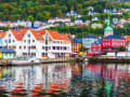Bergen, Norwegen – malerischer Fjordblick mit Bergen im Hintergrund