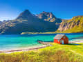 Lofoten, Norwegen – Fjordlandschaft mit dramatischen Felsflanken