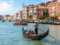 Venedig, Italien – Wasserstraße mit Gondeln und bunten Palazzi