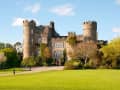 Dublin, Irland – Malahide Castle mit runden Türmen
