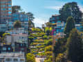 San Francisco, USA – Die kurvige Lombard Street schlängelt sich durch bunte Häuser