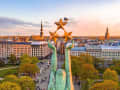 Riga, Lettland – Blick von der Freiheitsstatue auf Kirchen und Dächer
