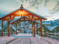 Trondheim, Norwegen – verschneite Altstadt mit roter Holzbrücke im Abendlicht