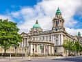 Belfast, Nordirland – Prunkvolles Rathaus mit grüner Kuppel und klassizistischer Fassade