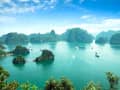 Halong, Vietnam – Inseln wie Skulpturen ragen aus dem türkisfarbenen Wasser der Bucht