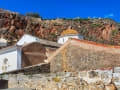 Monemvasia, Griechenland – Weiß-braune Kirche schmiegt sich unter roten Klippen