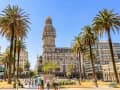 Montevideo, Uruguay – Palmen und Palacio Salvo prägen die Plaza Independencia