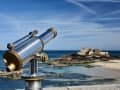 Saint-Malo, Frankreich – Fernrohr mit Blick auf Fort National am Strand