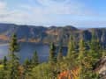 Saguenay, Kanada – Panoramablick auf fjordartige Berge im Herbst