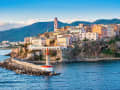 Bastia, Frankreich – Blick auf den Hafen mit Leuchtturm und Altstadtfassaden