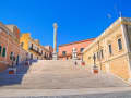 Brindisi, Italien – Monumentale Freitreppe mit römischer Säule am Hafen