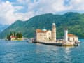 Bucht von Kotor, Montenegro - Inselkirche Unserer Lieben Frau vom Felsen mit Leuchtturm