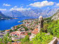 Bucht von Kotor, Montenegro - Altstadt mit Kirchturm und Panorama der Bucht von Kotor