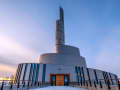 Alta, Norwegen – Nordlichtkathedrale mit moderner Architektur im Abendlicht