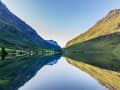 Eisdal, Norwegen - Fjordspiegelung zwischen steilen Berghängen