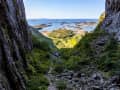 Brønnøysund, Norwegen - Blick durch Felsen auf Küsteninseln und Meer