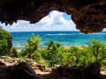 Barbuda, Antigua und Barbuda - Blick aus Höhle auf Strand und Meer