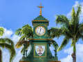 Basseterre, St. Kitts und Nevis – Grüner Uhrturm mit Palmen im Zentrum