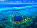 Belize City, Belize - Luftaufnahme des Great Blue Hole im Meer