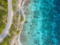 Bonaire, Niederländische Antillen - Luftaufnahme von Küstenstraße und Riffküste