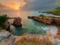 Cabo Rojo, Dominikanische Republik - Abendsonne beleuchtet Naturbrücke über dem Meer
