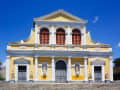 Pointe-à-Pitre, Guadeloupe – Gelbe Kirche mit roten Fenstern und Statuen