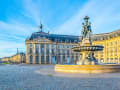 Bordeaux, Frankreich – klassizistische Fassaden am Place de la Bourse mit Brunnen