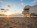 Cádiz, Spanien – Sonnenuntergang am Strand La Caleta mit Pavillon