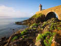 Brest, Frankreich – Leuchtturm Petit Minou mit Bogenbrücke auf Felsen