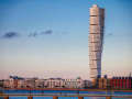 Malmö Schweden – moderner Turning Torso Turm über der Skyline am Meer