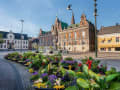 Malmö Schweden – prachtvolles Rathaus am Stortorget mit bunten Blumenbeeten