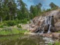 Kotka Finnland – Wasserfall im Park mit Felsen und Treppenaufgang