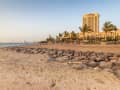 Jeddah, Saudi-Arabien – Sandstrand mit Blick auf ein modernes Hotelhochhaus