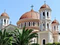 Thessaloniki, Griechenland – Agios Gregorios Palamas Kirche mit roten Kuppeln