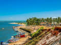 Maceió, Brasilien – Boote am Palmenstrand mit Blick auf das Meer