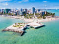 Maceió, Brasilien – Luftaufnahme des Piers am zentralen Strand