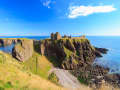 Aberdeen, Schottland – Panoramablick auf das historische Dunnottar Castle auf einer grasbewachsenen Klippe