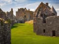 Aberdeen, Schottland – Historische Ruinen von Dunnottar Castle auf einer grünen Wiese