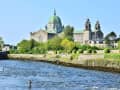 Galway, Irland – Blick auf die imposante Kathedrale von Galway am Fluss Corrib bei Sonnenschein