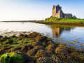Galway, Irland – Mittelalterliche Dunguaire Castle am Wasser mit Spiegelung im ruhigen See