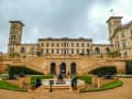 Cowes, Isle of Wight, England – Frontansicht des Osborne House mit eleganter Freitreppe und Gartenbrunnen