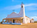 Porto Cervo, Italien – Kirche Stella Maris mit organischer Form und Glockenturm