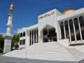 Malé, Malediven – schneeweiße Freitagsmoschee mit goldener Kuppel und breiter Treppe